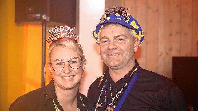 Bild 13: Glückwunsch! Fotos vom Jubelball zu Ehren der Lausbuben der Narrengemeinde Hofpeter