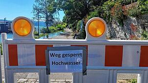 Vorsicht Hochwasser: Die Stadt Überlingen hat den Promenadenweg im Bereich Badgarten bis zum Gondelhafen gesperrt.