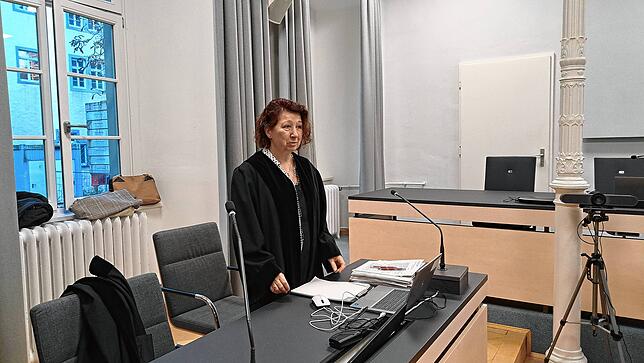Oberstaatsanwältin Christine Weiss versucht immer wieder vom Angeklagten zu erfahren, warum er sich im Jahr 2020 dem Koran zugewendet hat.