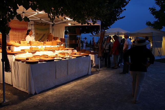 Der Kunsthandwerkermarkt im Badgarten bietet das Kontrastprogramm zum trubeligen Promenadenfest: Entspannt bummeln in den Abendstunden – ...