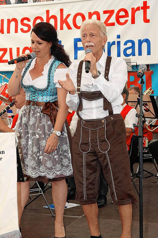 Heike Neumann und Günter Arp begleiten die Polka &bdquo;Böhmische Liebe&ldquo;.