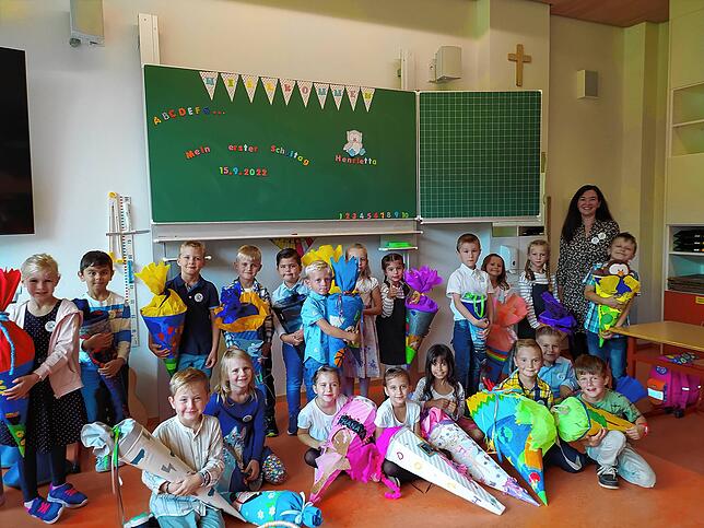 Die Klasse 1b der Grundschule Engen mit ihrer Klassenlehrerin Daniela Baumgärtner bei ihrer Einschulungsfeier.