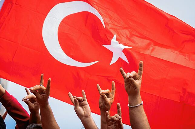 Der Wolfsgruß, hier gezeigt von türkischen Fans im Viertelfinale, sorgte für einen Eklat.