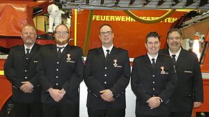 Bernhard Loll (links) ehrte Fabian Sigg, Markus Benz und Dominik Kettner (von links), rechts Ralf Rieple, ...