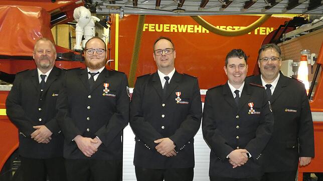 Bernhard Loll (links) ehrte Fabian Sigg, Markus Benz und Dominik Kettner (von links), rechts Ralf Rieple, ...