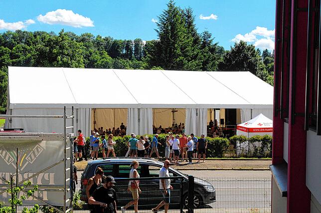 Bild 12: Die Firma Straub in Bräunlingen feiert Riesenjubiläumsfest: Die Stimmung ist grandios.