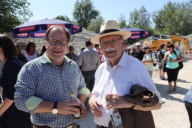 Thomas Keck und Stadtrat Wolfgang Müller-Fehrenbach (CDU) freuen sich sichtlich über das Richtfest.