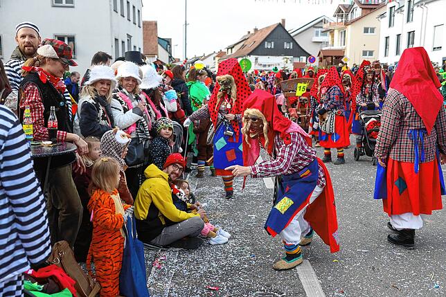 Bild 6: So bunt war der große Umzug beim Seenarrentreffen in Allensbach 2024 &ndash; Teil 2