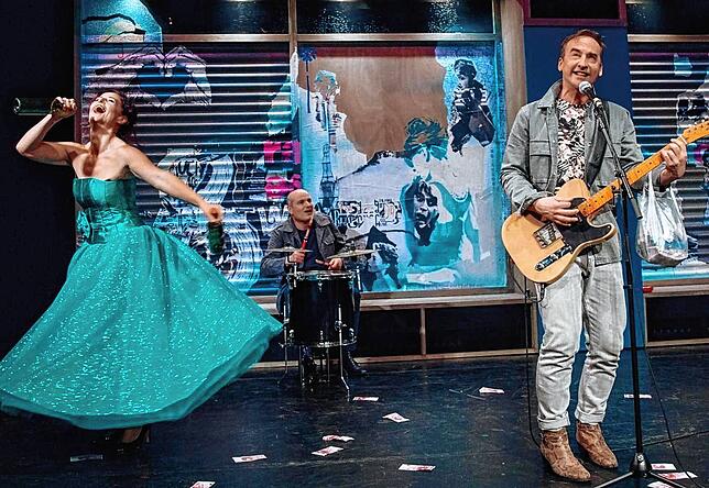 Aus dem Stadttheater Konstanz kommen Katrin Huke, Rudolf Hartmann und Ingo Biermann mit der Produktion „Sommernacht“.