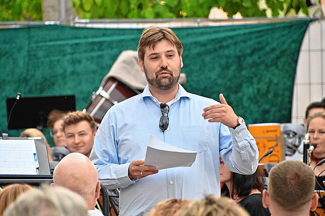 Museumsleiter Julian Windmöller gibt eine Einführung zu Dalís Werken, die im Konzert eine Rolle spielen.