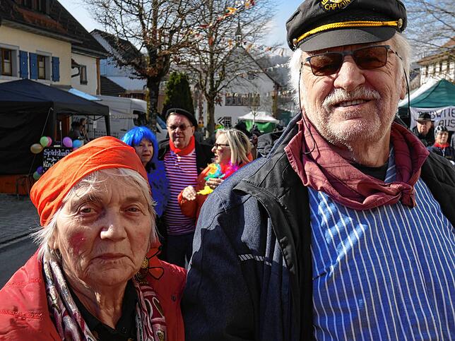 Bild 6: Narrenmarkt Jestetten 2025 strahlt unter der Sonne mit fröhlichen Narren