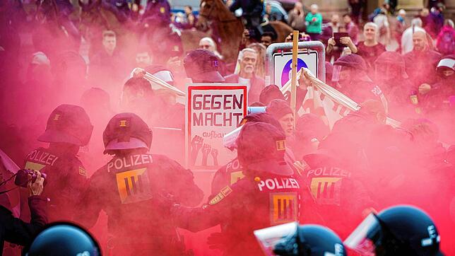 Linke Demonstranten geraten in Stuttgart am 1. Mai mit der Polizei auseinander. Das war 2023 – ist mittlerweile alles anders? Nein.