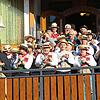 Schonachs Oberzunftmeister Jonny Kienzler und die Narrenräte proklamieren traditionell auf den Stufen zum &bdquo;Rebstock&ldquo; das ...