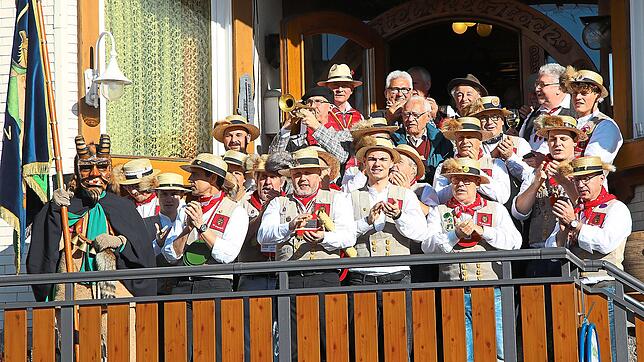 Schonachs Oberzunftmeister Jonny Kienzler und die Narrenräte proklamieren traditionell auf den Stufen zum &bdquo;Rebstock&ldquo; das ...