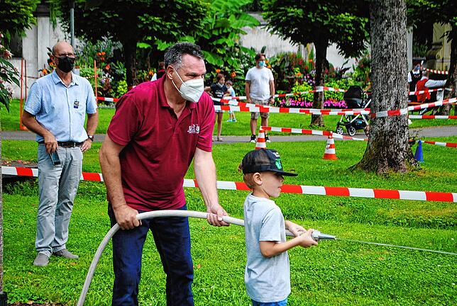 Beim Spieleparcours im Stadtpark wird diese kleine Teilnehmer zum Feuerwehrmann.