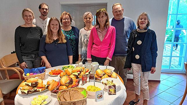 Die Initiatoren und die ehrenamtlichen Helfer des Frühstückstreffs, den es seit 15 Jahren gibt, im Alten Hof des Caritasverbandes ...
