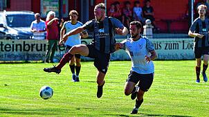 Mann des Tages: Janne Hass (links, gegen Jannik Hackenberger) – hier ein Foto aus dem Hinspiel – war für den FC Hochrhein der ...