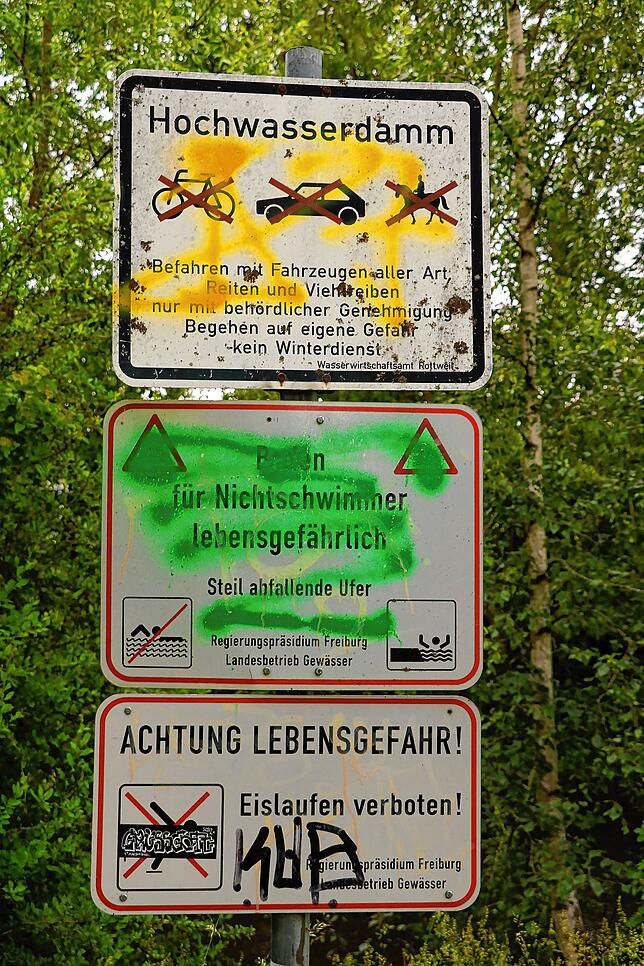 In die Jahre gekommen und verunziert: die Gefahrenbeschilderung am Kofenweiher.