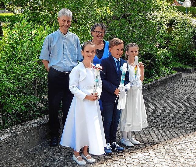 Pfarrkirche St. Sebastian: Im Ortsteil Aichen haben in der Pfarrkirche St. Sebastian drei Kinder die erste Kommunion empfangen. Von ...