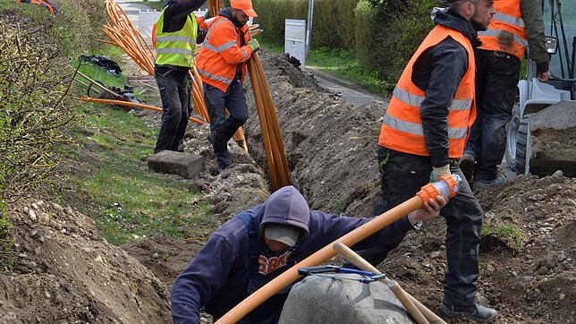 Flächendeckend wurde in Volkertshausen ein Glasfasernetz errichtet. Die Firmen UGG (Unsere grüne Glasfaser), Allianz und Teléfonica ...