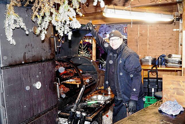 Die Spezialitäten aus dem Smoker-Grill von der Metzgerei Fritz kommen gut an. Alle Hände voll zu tun hat Thorsten Schado.