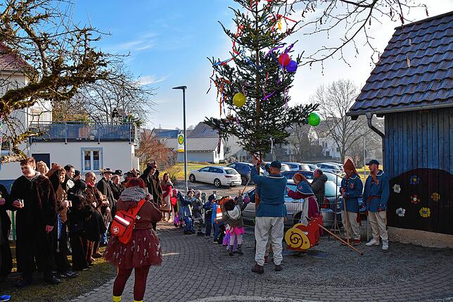 Zum Fasnachtsauftakt wird in Heudorf der Kindergarten befreit, davor der Kindernarrenbaum geschmückt und gestellt.