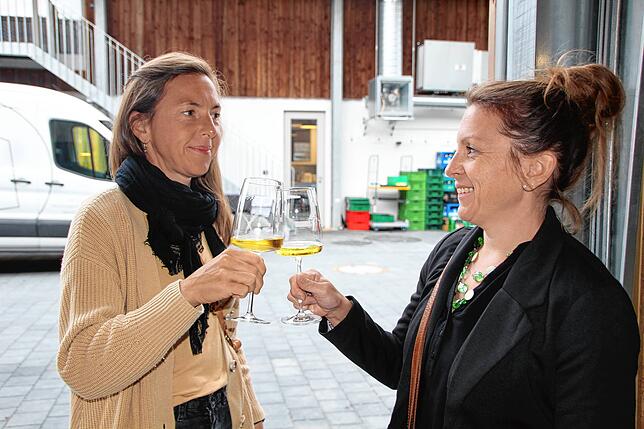 Corinna Viellieber und Annika Rössler können sich vorstellen, auf dem Stotz Hof zu feiern.