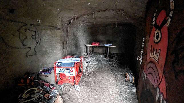 Der Felsraum hinter der besprühten Turm ist sonst verschlossen. Für die Bauarbeiten dient er als Werkstatt.