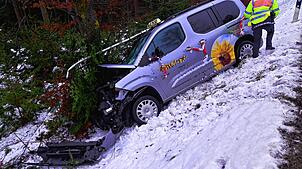 Ein Taxi eines örtlichen Taxiunternehmens verunglückte am Donnerstagmorgen im Hochwald. Der Fahrer wurde dabei verletzt. Ein Fahrgast ...