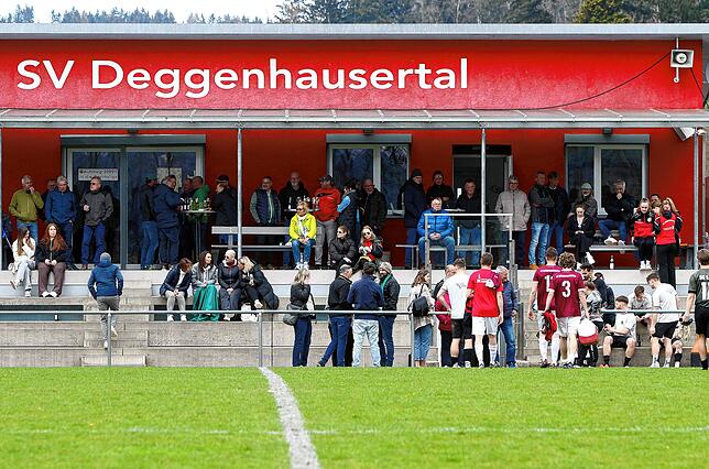 Bild 27: SV Deggenhausertal gewinnt Kellerderby gegen SG BAT mit 1:0. Wir waren mit der Kamera dabei!