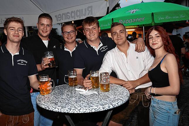 Bild 1: Das Dingelsdorfer Herbstfest 2025 ist eröffnet: So wird am ersten Abend gefeiert