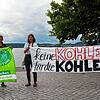 Eine kleine Mahnwache, um mit den Menschen über das Kohleausstiegsgesetz zu reden, organisierten Blanda Stangl, Ananda Klaar und Karol ...