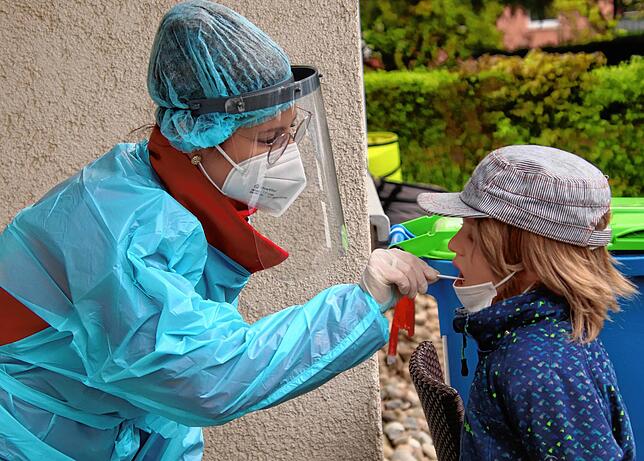 Bild 4: Spielplatzcheck: Lioba und Jakob klettern, springen, hüpfen, hangeln und schaukeln sich für uns durch die Landesgartenschau