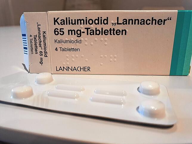 Die Tabletten sollen die Schilddrüse mit Jod sättigen und damit schützen. Eingenommen werden sollen die Tabletten nur auf Anordnung.