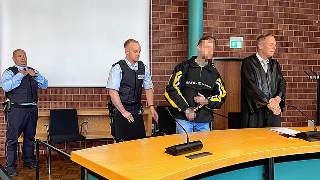 Der Angeklagte Marcel K. wird von Justizbeamten zur Urteilsverkündung in den großen Saal des Konstanzer Landgerichts geführt.