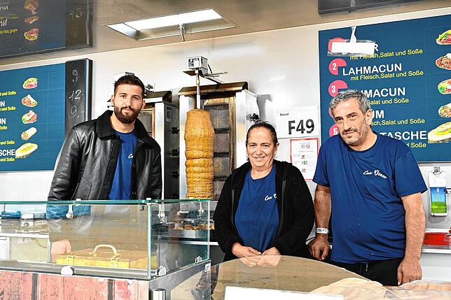 Orhan Akcam (rechts) im Wagen von Can-Döner. „Wenn man ein gutes Geschäft macht, macht‘s noch mehr Spaß“, sagt er.