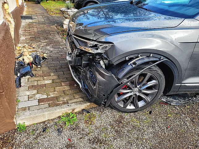 Der Wagen der drei Brüder wurden vom Lastwagen ins Haus gedrückt. Er ist vermutlich ein Totalschaden, fürchtet Lothar Umhauer.