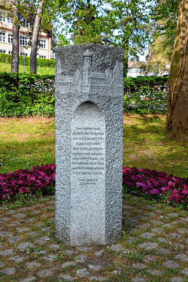 Diese Stele im Stockacher Stadtgarten erinnert an die Opfer in der Zeit vom 21. bis 24. April 1945 in Stockach sowie den Einsatz von ...