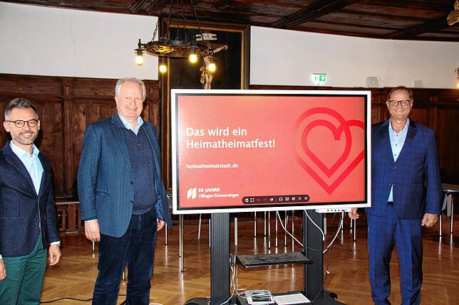 In einer Pressekonferenz präsentieren (von links) Matthias Jendryschik (Stadtmarketing), Andreas Dobmeier (Kulturamt) und ...