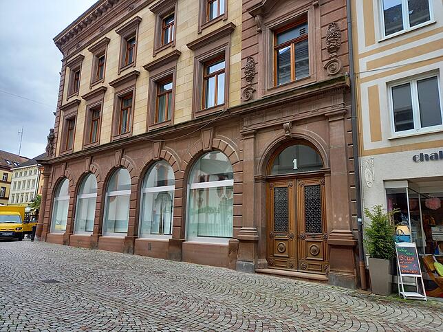 Weil die Hauptstelle der Sparkasse Hochrhein saniert werden soll, will die Bank eine Interimsstelle hier in der Steinbrückstraße 1 ...