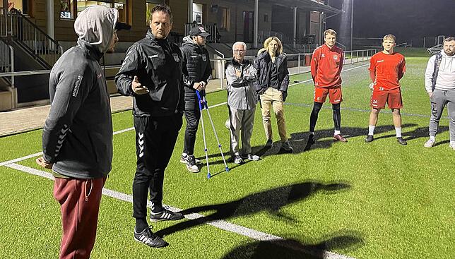 Trainerwechsel: Beim FV Lörrach-Brombach stellte sich der künftige Trainer Thorsten Szesniak (Zweiter von links) am Mittwochabend der ...