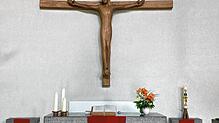 Der Altarbereich in der Markuskirche mit dem Jestetter Markuskirche, von Siegfried Fricker geschaffenen Kreuz und Altar mit ...