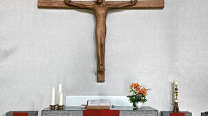 Der Altarbereich in der Markuskirche mit dem Jestetter Markuskirche, von Siegfried Fricker geschaffenen Kreuz und Altar mit ...