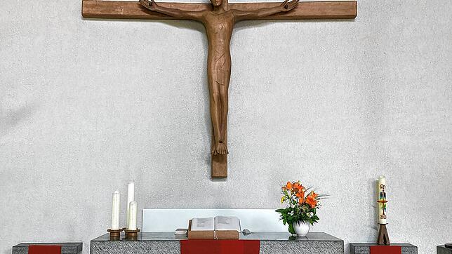 Der Altarbereich in der Markuskirche mit dem Jestetter Markuskirche, von Siegfried Fricker geschaffenen Kreuz und Altar mit ...
