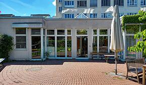 Das in die Jahre gekommene Gebäude der alten Kinderklinik am Krankenhaus Konstanz. Besonders Außenbereich bot attraktive ...