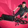 Model Julian am e-mulit Steps. Das Cargo-Bike mit faltbarem Korb wird von muli-cycles hergestellt.