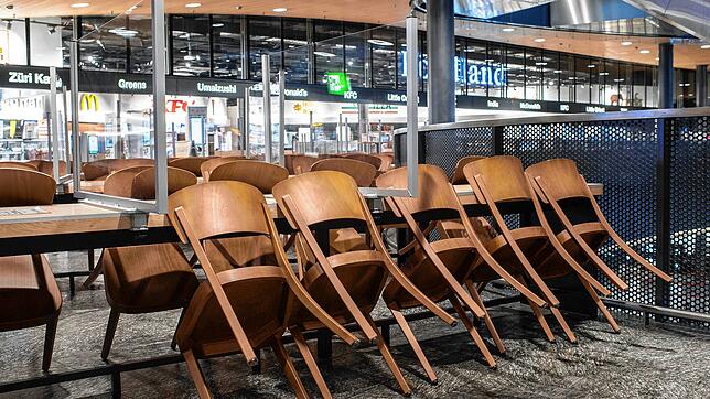 Der Dreikönigstag 2021 am Zürcher Flughafen: Stühle und Tischer bleiben leer. Die Schweiz hatte &ndash; nach anfänglichem Zögern &ndash; ...