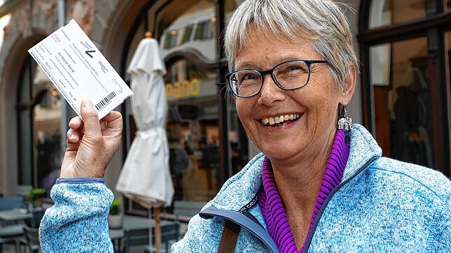Gisela Kusche ist glücklich: Sie hat die Theaterkarten von Freitag umgetauscht und die Wetterprognosen für Samstag sind gut. Nun kann ...