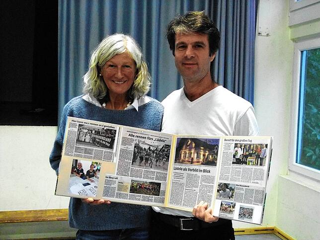 Die Vorsitzende Andrea Kasper verabschiedet ihren Kollegen und Mitgründer der Genossenschaft, Stefan Singer, nach 16 Jahren im Amt.