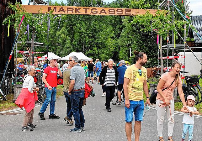 Bild 1: Tausende Besucher an der Bohlinger Sichelhenke